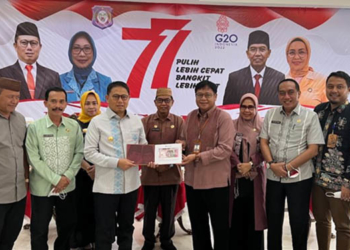 Kepala Kantor Perwakilan Bank Indonesia Provinsi Gorontalo, Rony Widijarto P. menyerahkan Token of Appreciation (ToA) Uang Rupiah Kertas TE 2022 kepada PJ Gubernur Provinsi Gorontalo, Hamkah Hendra Noer. Foto : Humas Bank Indonesia Perwakilan Gorontalo.