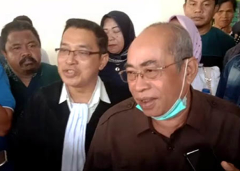 Adhan Dambea, terdakwa kasus pencemaran nama baik saat diwawancarai awak media usai mendengarkan putusan hakim di PN Tipikor dan Hubungan Industrial Gorontalo, Selasa (13/9/2022). Foto : Lukman Polimengo.