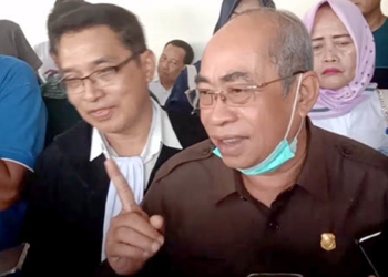 Adhan Dambea, terdakwa kasus pencemaran nama baik saat diwawancarai awak media usai mendengarkan putusan hakim di PN Tipikor dan Hubungan Industrial Gorontalo, Selasa (13/9/2022). Foto : Lukman Polimengo.