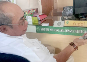 Terdakwa Adhan Dambea saat mendatangi PN Gorontalo untuk menjemput salinan putusan perkara pencemaran nama baik, kamis (15/9/2022). Foto : Lukman Polimengo.