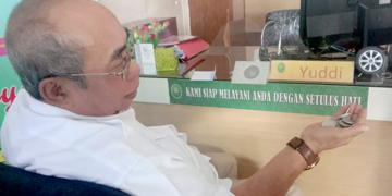 Terdakwa Adhan Dambea saat mendatangi PN Gorontalo untuk menjemput salinan putusan perkara pencemaran nama baik, kamis (15/9/2022). Foto : Lukman Polimengo.