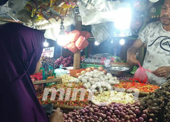 Aktivitas pedagang di salah satu pasar di Kota Gorontalo. Foto : Lukman Polimengo/mimoza.tv.