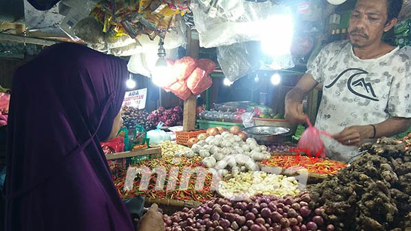 Aktivitas pedagang di salah satu pasar di Kota Gorontalo. Foto : Lukman Polimengo/mimoza.tv.