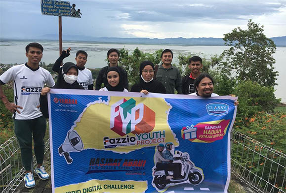 Ivent Fazzio Youth Project (FYP) yang diikuti oleh media dan konsumen pengguna motor Fazzio pada akhir pekan lalu menjadi ajang promosi sejumlah destinasi wisata yang ada di Kabupaten Bone Bolango dan Kota Gorontalo, Provinsi Gorontalo. peserta ivent mengabadikan diri di Danau Limboto.