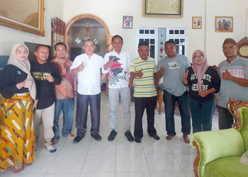 Fikram Salilama (keneja putih polos), saat menerima kunjungan dari Panitia Pelaksana Musyawarah Besar (Mubes) ke III IKBA SMEP/SMEA/SMK Negeri 1 Gorontalo, Jumat (23/9/2022). Foto : Panitia.