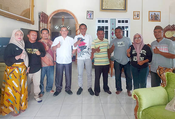 Fikram Salilama (keneja putih polos), saat menerima kunjungan dari Panitia Pelaksana Musyawarah Besar (Mubes) ke III IKBA SMEP/SMEA/SMK Negeri 1 Gorontalo, Jumat (23/9/2022). Foto : Panitia.