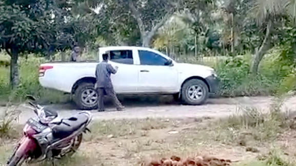 Tangkapan layar video empat petani sawit di Desa Pangeya, Kecamatan Wonosari, Kabupaten Boalemo, Provinsi Gorontalo yang dijemput paksa oleh pihak kepolisian menggunakan mobil perusahaan sawit, Jumat (2/9/2022).