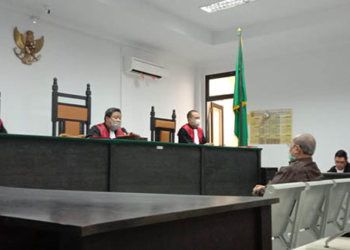 Suasana sidang putusan kasus pencemaran nama baik dengan terdakwa Adhan Dambea, yang berlangsung di PN Tipikor dan Hubungan Industrial, Gorontalo, Selasa (13/9/2022). Foto : Lukman Polimengo/mimoza.tv.