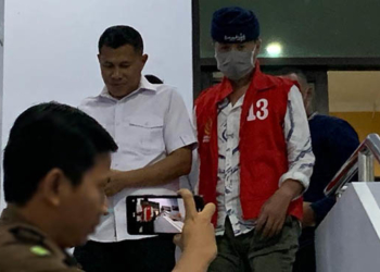 Kejaksaan Negeri (Kejari) Kabupaten Gorontalo akhirnya menerima pelimpahan berkas perkara dan tersangka serta barang bukti atau Tahap II  dari Ditreskrimsus Polda Gorontalo, berupa dugaan tindak pidana korupsi (TIPIKOR) dana hibah Komite Olahraga Nasional Indonesia (KONI) Kabupaten Gorontalo dengan tersangka Ibrahim Papeo Hippy Alias Helmi. Rabu, (28/9/2022). Foto : FORWAKA Gorontalo.