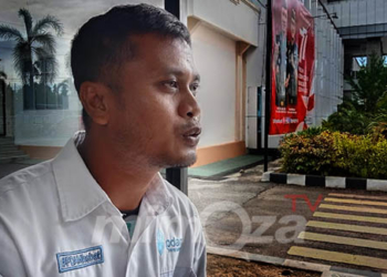 Yayan, Karyawan PDAM Bone Bolango usai menjalani pemeriksaan di Kejaksaan Tinggi Gorontalo, terkait dengan persoalan sambungan fiktif jaringanair minum pada program hibah tahun 2018. Foto : Lukman Polimengo/mimoza.tv.