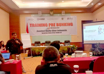 Direktur Eksekutif AMSI Nasional Adi Prast, saat menjadi pemateri dalam Training Pre Bunking yang digelar oleh Asosiasi Media Siber Indonesia (AMSI) di salah satu hotel di Kota Manado, 30 September hingga 1 Oktober 2022. Foto : Lukman Polimengo/mimoza.tv.