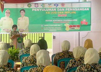 Wakil Ketua IAD, Ny. Oyes Pulungan saat memberikan sambutan pada kegiatan penyuluhan dan pemasangan alat kontrasepsi (IUD dan implan) yang digelar di Klinik Pratama Kejaksaan Tinggi Gorontalo, Senin (10/10/2022).