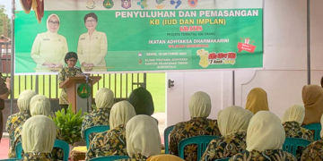 Wakil Ketua IAD, Ny. Oyes Pulungan saat memberikan sambutan pada kegiatan penyuluhan dan pemasangan alat kontrasepsi (IUD dan implan) yang digelar di Klinik Pratama Kejaksaan Tinggi Gorontalo, Senin (10/10/2022).