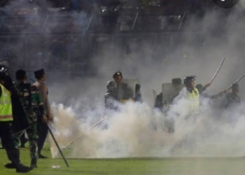Penggunaan gas air mata oleh aparat usai laga tanding antara Arema Malang dan Persebaya, di Stadion Kanjuruhan, Malang. Sumber foto : detik.com.