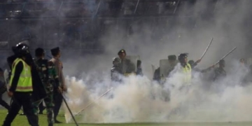 Penggunaan gas air mata oleh aparat usai laga tanding antara Arema Malang dan Persebaya, di Stadion Kanjuruhan, Malang. Sumber foto : detik.com.