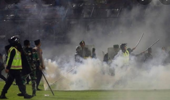 Penggunaan gas air mata oleh aparat usai laga tanding antara Arema Malang dan Persebaya, di Stadion Kanjuruhan, Malang. Sumber foto : detik.com.