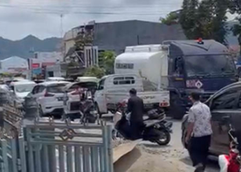 Foto tangkapan layar video situasi jalan Panjaitan Kota Gorontalo yang padat.