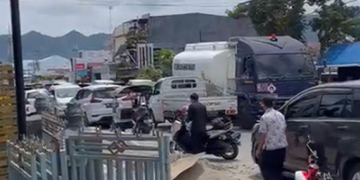 Foto tangkapan layar video situasi jalan Panjaitan Kota Gorontalo yang padat.