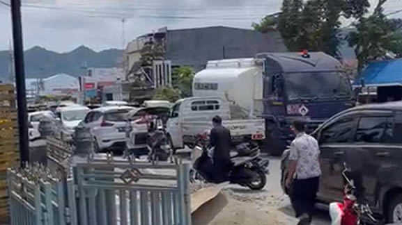 Foto tangkapan layar video situasi jalan Panjaitan Kota Gorontalo yang padat.