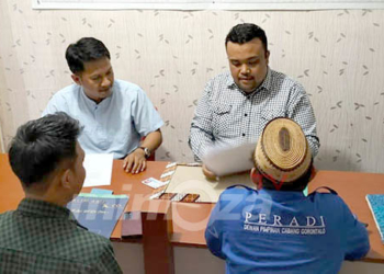 Rongki Ali Gobel (kemeja kotak-kotak putih) selaku Ketua Panitia Muscab saat menerima salah satu bakal calon Ketua Dewan Pimpinan Cabang (DPC) Perhimpunan Advokat Indonesia (PERADI) Provinsi Gorontalo. Foto : Lukman Polimengo/mimoza.tv.