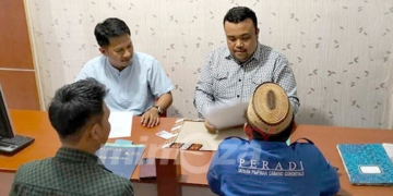 Rongki Ali Gobel (kemeja kotak-kotak putih) selaku Ketua Panitia Muscab saat menerima salah satu bakal calon Ketua Dewan Pimpinan Cabang (DPC) Perhimpunan Advokat Indonesia (PERADI) Provinsi Gorontalo. Foto : Lukman Polimengo/mimoza.tv.