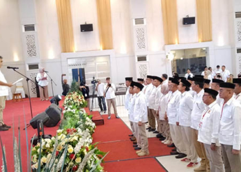 Sekretaris Jenderal.(Sekjen) DPP Partai Gerindra Ahmad Muzani mengukuhkan pengurus Dewan Pimpinan Daerah (DPD) dan Dewan Pengurus Cabang (DPC) Partai Gerindra se Provinsi Gorontalo, yang digelar di Grand Palace Convention Center, Kota Gorontalo Kamis (13/10/2022). Foto : Harso