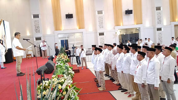 Sekretaris Jenderal.(Sekjen) DPP Partai Gerindra Ahmad Muzani mengukuhkan pengurus Dewan Pimpinan Daerah (DPD) dan Dewan Pengurus Cabang (DPC) Partai Gerindra se Provinsi Gorontalo, yang digelar di Grand Palace Convention Center, Kota Gorontalo Kamis (13/10/2022). Foto : Harso