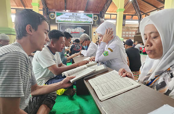 Upaya peningkatan meningkatkan program pembinaan keimanan dan ketakwaan bagi warga binaan, Lapas Kelas IIA Gorontalo mendatangkan19 orang penyuluh agama Islam dari Kementerian Agama (Kemenag) Kota Gorontalo, Senin (31/10/2022). Foto : Humas Lapas.