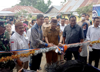 Wakil Ketua DPR RI Bidang Korinbang, Rachmat Gobel saat peresmian falisitas sumur air bersih, hasil kerjasama dengan PT Thailand Exploration and Production Indonesia, sebuah perusahaan migas dari Thailand, di Desa Bakti, Kecamatan Pulubala, Kabupaten Gorontalo, Selasa (18/10/2022). Foto : Lukman Polimengo/mimoza.tv.