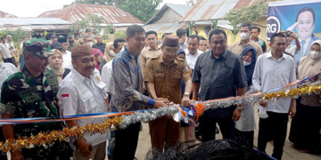 Wakil Ketua DPR RI Bidang Korinbang, Rachmat Gobel saat peresmian falisitas sumur air bersih, hasil kerjasama dengan PT Thailand Exploration and Production Indonesia, sebuah perusahaan migas dari Thailand, di Desa Bakti, Kecamatan Pulubala, Kabupaten Gorontalo, Selasa (18/10/2022). Foto : Lukman Polimengo/mimoza.tv.