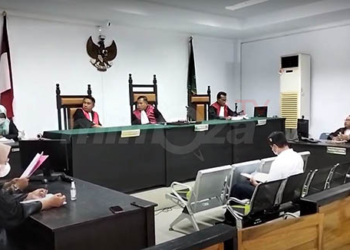 Sidang perdana kasus dugaan korupsi dana hibah Komite Olahraga Nasional Indonesia (KONI) Kabupaten Gorontalo yang digelar di Pengadilan Negeri Tindak Pidana Korupsi (Tipikor) dan Hubungan Industrial Gorontalo, dengan tersangka  mantan ketuanya, Ibrahim Papeo Hippy Alias Helmi, Selasa (25/102022). Foto : Lukman Polimengo/mimoza.tv.