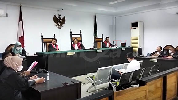 Sidang perdana kasus dugaan korupsi dana hibah Komite Olahraga Nasional Indonesia (KONI) Kabupaten Gorontalo yang digelar di Pengadilan Negeri Tindak Pidana Korupsi (Tipikor) dan Hubungan Industrial Gorontalo, dengan tersangka  mantan ketuanya, Ibrahim Papeo Hippy Alias Helmi, Selasa (25/102022). Foto : Lukman Polimengo/mimoza.tv.