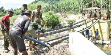 Bahu-membahu - Tentara Manunggal Membangun Desa atau TMMD Ke-115 bersama warga, membangun akses jembatan darurat yang menghubungkan antara Dusun Potanga dengan Dusun Bontula, Desa Bontula, Kecamatan Asparaga, Kabupaten Gorontalo.