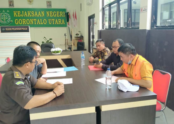 Kejaksaan Negeri (Kejari) Gorontalo Utara menerimar tahap II atau penyerahan tersangka dan barang bukti, Direktur BUMD Tinelo Lipu berinisial RD, yang merupakan tersangka kasus dugaa tindak pidana korupsi  BUMD PT. Tinelo Lipu tahun 2017-2018.