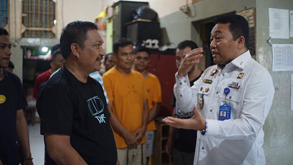 Kakanwil Kemenkumham Gorontalo, Heni Susila Wardoyo saat berdialog dengan warga binaan pemasyarakatan di Lapas Kelas II A Gorontalo.Foto: Humas Lapas