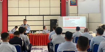 Kepala Divisi Pemasyarakatan (Kadivpas) Kanwil Kemenkumham Gorontalo Bagus Kurniawan saat memberikan penguatan kepada sejumlah Petugas pengamanan Lapas Kelas IIA Gorontalo, Selasa (8/11/2022).