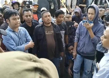 Staf Supervisor External Divisi PT Gorontalo Minerals, Oslan Towalu (kemeja putih) saat menerima massa pengunjuk rasa, terkait dengan polemik penambangan batu hitam. Foto : Luman Polimengo/mimoza.tv.