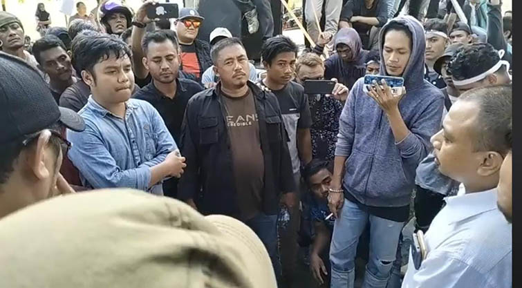 Staf Supervisor External Divisi PT Gorontalo Minerals, Oslan Towalu (kemeja putih) saat menerima massa pengunjuk rasa, terkait dengan polemik penambangan batu hitam. Foto : Luman Polimengo/mimoza.tv.
