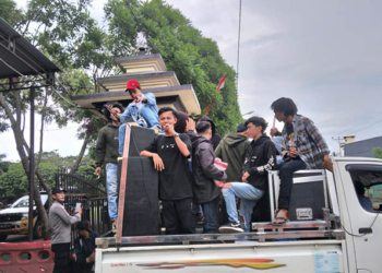 Aliansi Masyarakat Peduli Keadilan (AMPK) Provinsi Gorontalo menyebut ada dugaan keterlibatan oknum Anggota DPRD yang ikut mem-back up aktivitas penambangan batu hitam illegal di kabupaten tersebut.
Hal itu disampaikan Friskival Ismail, orator dalam aksi yang digelar di Polda Gorontalo dan Kantor kejaksaan Tinggi Gorontalo, Jumat (11/11/2022). Foto : Istimewa.