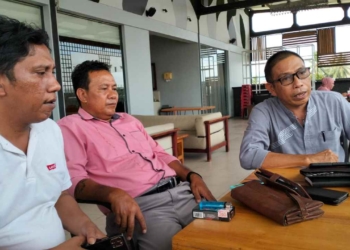 Ketua Pembina FPRB Supriadi Alaina (kemeja abu-abu). , Ketua FPRB, Herton Ishak,bersama Sekertaris FPRB, Jeffry Alaina saat jumpa pers terkait dengan polemik tambang, Jumat (18/11/2022). Foto : Lukman Polimengo.mimoza.tv.