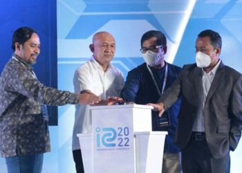 Dari kiri ke kanan gambar, Sekjen AMSI Wahyu Dhyatmika, Menteri Koperasi dan UKM (MenkopUKM) Teten Masduki,  Direktur Eksekutif AMSI, Adi Prasetya, Ketua AMSI Wenseslaus Manggut , saat pembukaan Indonesia Digital Conference (IDC) 2022, Selasa (22/11/2022). Foto : Dokumentasi AMSI.