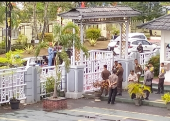 Aliansi Masyarakat Peduli Keadilan (AMPK) saat menggelar demo di depan Kantor Kejaksaan Tinggi Gorontalo, Jumat (11/11/2022). Foto : Lukman Polimengo/mimoza.tv.