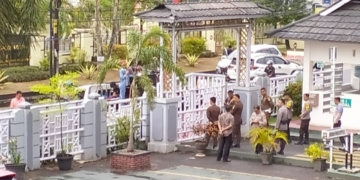 Aliansi Masyarakat Peduli Keadilan (AMPK) saat menggelar demo di depan Kantor Kejaksaan Tinggi Gorontalo, Jumat (11/11/2022). Foto : Lukman Polimengo/mimoza.tv.