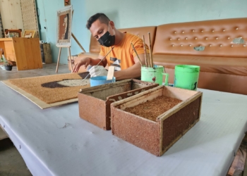 Salah satu warga binaan di Lapas Kelas IIB Pohuwato tengah memanfaatkan linbah kelapa menjadi kerajinan tangan yang bernilai ekonomis. Foto : Dokumentasi Lapas Pohuwato.