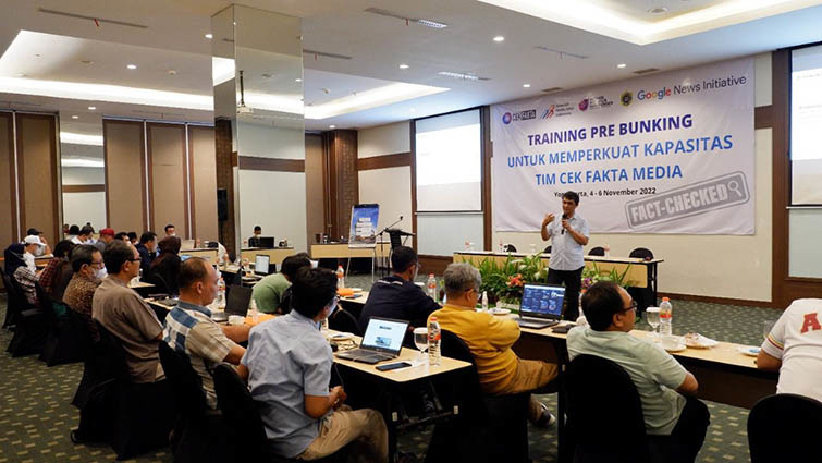 Kegiatan Training Pre-Bunking untuk Memperkuat Kapasitas Tim Cek Fakta Media, yang digelar oleh Asosiasi Media Siber Indonesia (AMSI), dandiikuti 30 perwakilan media yang ada di Bali, Jawa Tengah, Jawa Timur, NTB, dan Daerah Istimewa Yogyakarta Jumat (4/11/2022). Foto : AMSI.