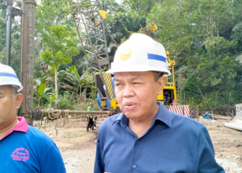 Rustam Akili selaku Staf Khusus Wakil Ketua DPR RI, Rachmat Gobel saat meninjau pembangunan Rumah Susun Lansia Bone Golango, yang berada di Desa Kramat, Kecamatan Tapa, Kabupaten Bone Bolango, Rabu (9/11/2022).Foto : Lukman Polimengo/mimoza.tv.