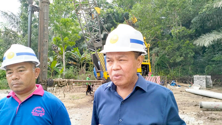 Rustam Akili selaku Staf Khusus Wakil Ketua DPR RI, Rachmat Gobel saat meninjau pembangunan Rumah Susun Lansia Bone Golango, yang berada di Desa Kramat, Kecamatan Tapa, Kabupaten Bone Bolango, Rabu (9/11/2022).Foto : Lukman Polimengo/mimoza.tv.