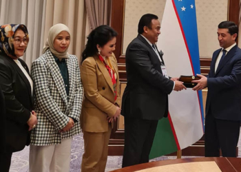 Wakil Ketua DPR RI Bidang Korinbang, Rachmat Gobel bersama Anggota DPR RI lainnya saat bertemu dengan Menteri Pendidikan Umum Uzbekistan, Bakhtiyor Saidov, di sela-sela mengikuti Konferensi Dunia tentang Pendidikan Anak Usia Dini yang diadakan oleh Unesco dan bekerja sama dengan pemerintah Uzbekistan, Selasa (15/11/ 2022).Foto : Istimewa.