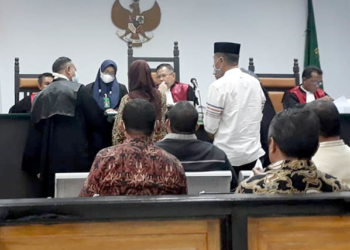 Suasana sidang perkara dugaan penyelewengan dana hibah Komite Olah Raga Nasional (KONI) Kabupaten Gorontalo dengan terdakwa Ibrahim Papeo Hippy Alias Helmy, kembali dilanjutkan di Pengadilan Negeri Tindak Pidana Korupsi (Tipikor) dan Hubungan Industrial Gorontalo, Senin (31/10/2022). Foto: Penkum Kejati Gorontalo.