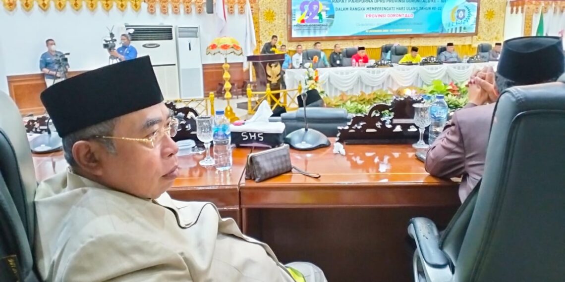 Anggota Komisi I DPRD Provinsi Gorontalo, adhan Dambea saat mengikuti sidang Paripurna DPRD dalam rangka HUT Provinsi Gorontalo ke 22. Foto : Lukman Polimengo/mimoza.tv.